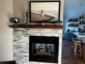 Smart-TV, Kamin, Videospiele, Tischfußball