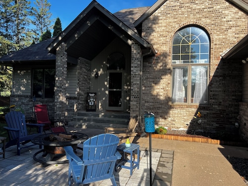 The Fairway Escape – Spacious 6BR Golf Course Retreat, Walk to Downtown Hayward!