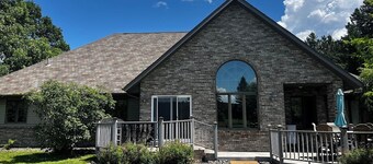 The Fairway Escape – Spacious 6BR Golf Course Retreat, Walk to Downtown Hayward!