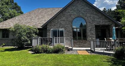 The Fairway Escape â Spacious 6BR Golf Course Retreat, Walk to Downtown Hayward!