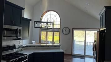 Frigorífico, microondas, horno y placa de cocina