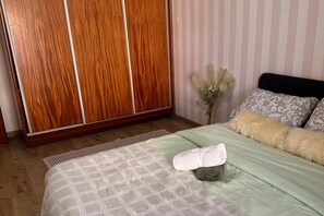 3 bedrooms, free WiFi, bed sheets - Coastal Apartment in Barreiro- Sleeps6-city Centre (Barreiro)