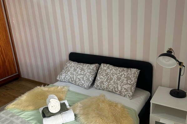 3 bedrooms, free WiFi, bed sheets - Coastal Apartment in Barreiro- Sleeps6-city Centre (Barreiro)
