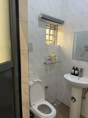 Dusche, Haartrockner, Handtücher, Seife