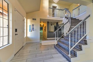 Interior - Vila ZEN- With Pool & Jacuzzi, pool table, Pokertable, Basketball N the Strip (Las Vegas)