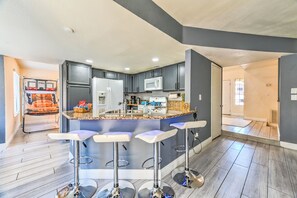 Fridge, microwave, oven, stovetop - Vila ZEN- With Pool & Jacuzzi, pool table, Pokertable, Basketball N the Strip (Las Vegas)