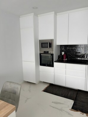 Geladeira, micro-ondas, fogão, cooktop