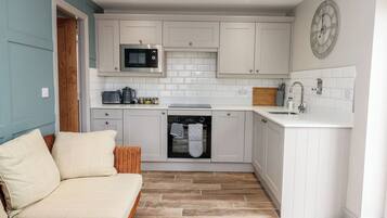 Een vaatwasser, kookgerei, borden en bestek