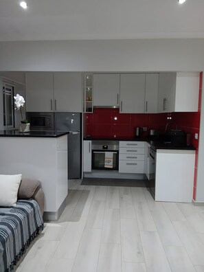 Jääkaappi, mikroaaltouuni, uuni, liesi