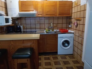 Kühlschrank, Mikrowelle, Ofen, Herdplatte