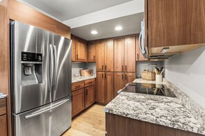 Køleskab, mikrobølgeovn, ovn, kogeplade