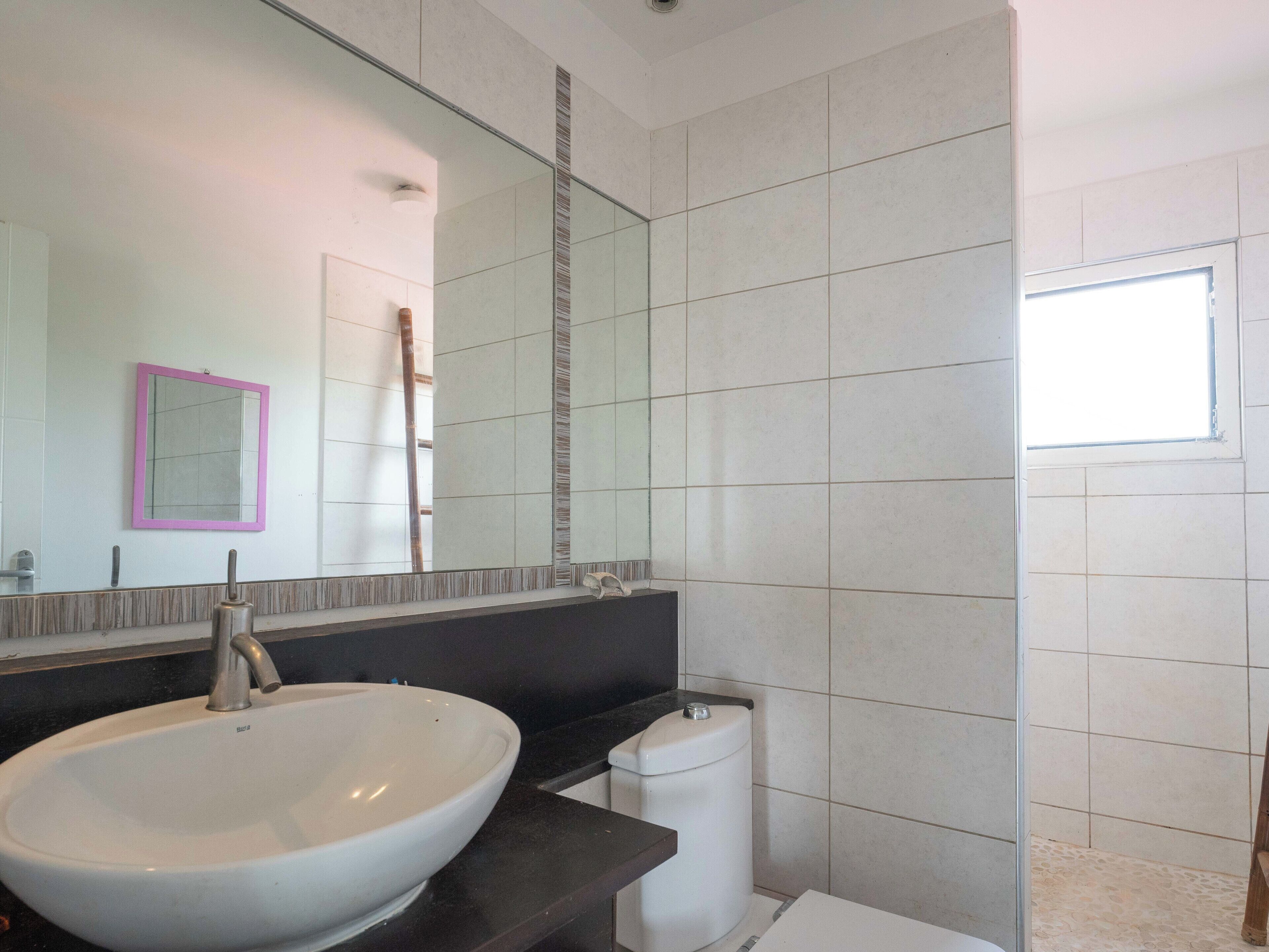 Douche, sèche-cheveux, serviettes fournies