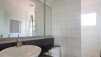 Douche, sĂšche-cheveux, serviettes fournies