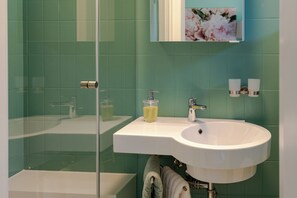 Habitación doble, balcón, vista al jardín | Amenidades de baño