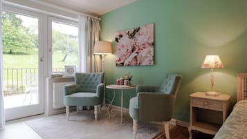 Double Room, Balcony, Garden View | Living area