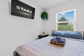 4 bedrooms, iron/ironing board, WiFi, bed sheets