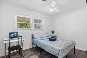 4 bedrooms, iron/ironing board, WiFi, bed sheets