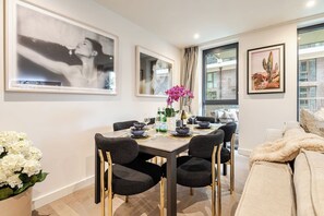 Dining - Modern Luxury Apartment in London’s Historic Heart (London)