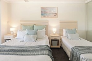 1 Schlafzimmer, Schreibtisch, Bügeleisen/Bügelbrett, Reisekinderbett