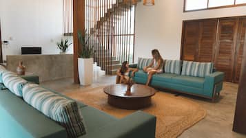 Grand-huvila, yksityinen uima-allas, osittainen merinäköala | Oleskelualue