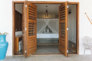 Frigobar, cofres nos quartos, espaço de trabalho para notebook