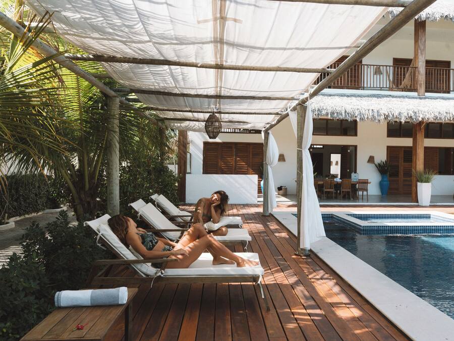 Una piscina al aire libre