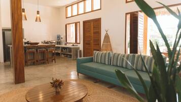 Vila grand, piscina particular, vista parcial para o mar | Área de estar