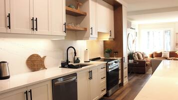 Frigorífico, microondas, horno y placa de cocina