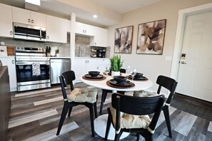 Dining - Mahogany Lakefront 2BR Walkout | Trails & Privacy (Calgary)