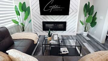 Smart TV, chimenea y libros