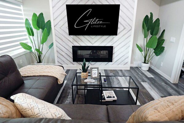 智能電視、壁爐、書籍