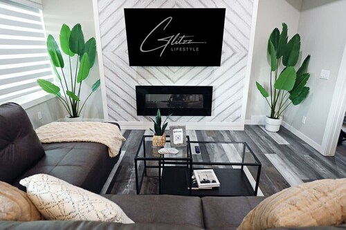 Mahogany Lakefront 2BR Walkout | Trails & Privacy