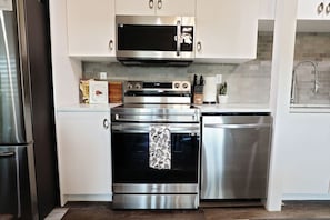 Refrigerador, microondas, horno y parrilla de estufa