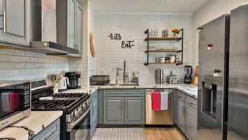 KylskÄp, mikrovÄgsugn, ugn och spishÀll