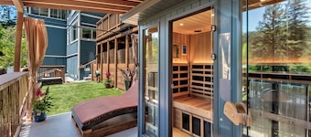 Forest Retreat Sauna, Plunge, Jacuzzi and Views
