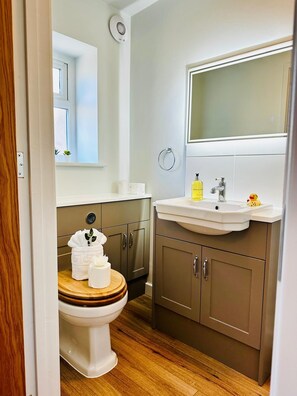 Dusche, Haartrockner, Handtücher, Toilettenpapier