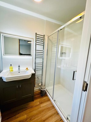 Douche, sèche-cheveux, serviettes fournies, papier toilette