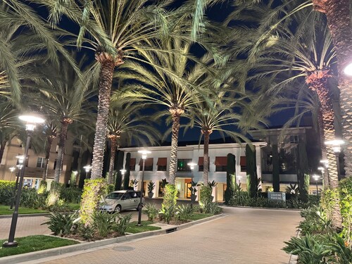 high end studio apartment with pool, fitness room. 1.5 miles to UCI and Airport.