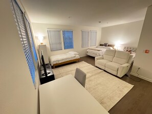 1 bedroom, WiFi, bed sheets - high end studio apartment with pool, fitness room. 1.5 miles to UCI and Airport. (Irvine)