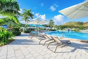 Piscine extérieure, parasols de plage