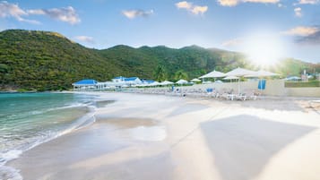 位於海灘上、白沙、躺椅、遮陽傘