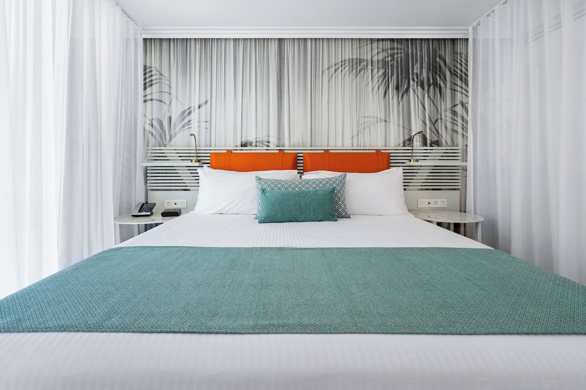 Premium bedding, laptop workspace, iron/ironing board, free WiFi
