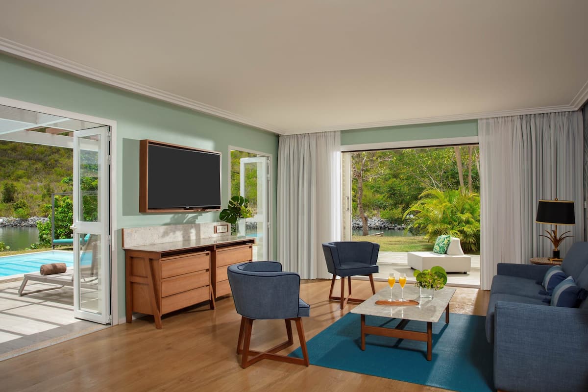 Premium bedding, laptop workspace, iron/ironing board, free WiFi
