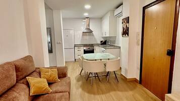 Apartment, 3 Bedrooms, Smoking, Garden View | Dining room