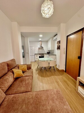 Apartment, 3 Bedrooms, Smoking, Garden View | Dining room