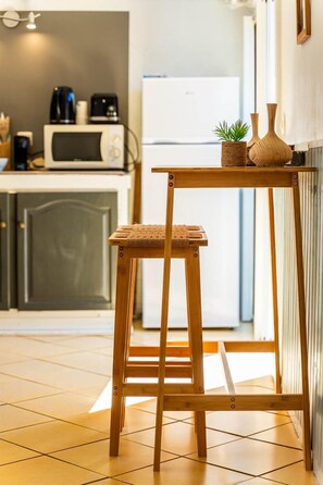 Een koelkast, een magnetron, een oven, een koffiezetapparaat/waterkoker