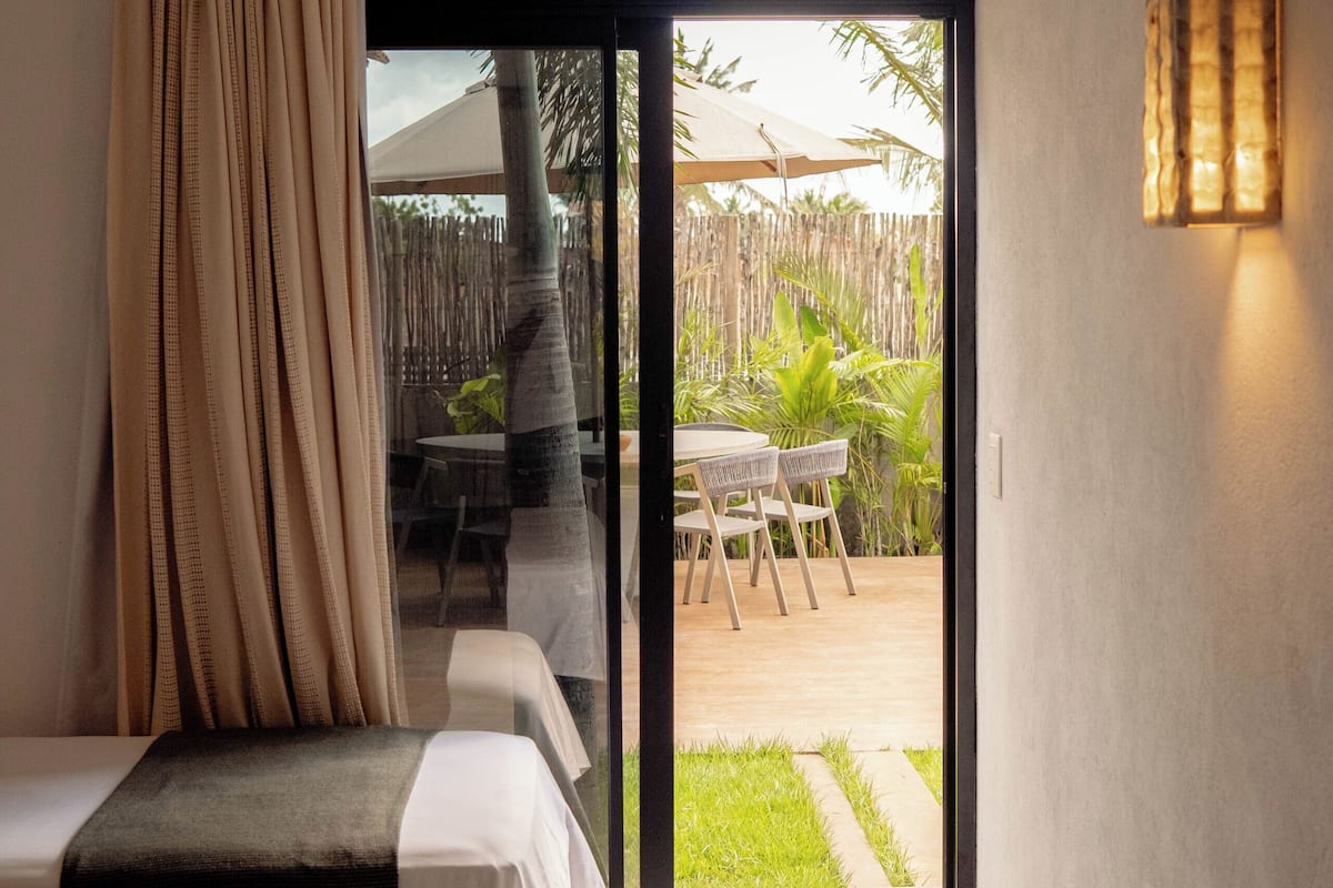 Chambre Triple Standard, vue jardin | Espace de travail pour ordinateur portable, rideaux occultants