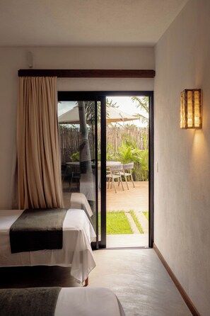 Laptop workspace, blackout curtains, free WiFi, bed sheets - Teçá Suites (Camocim)