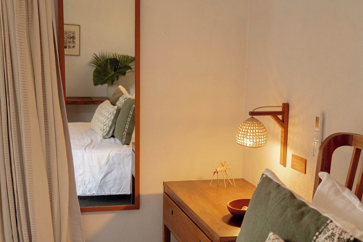 Chambre Double Standard, vue jardin | Espace de travail pour ordinateur portable, rideaux occultants