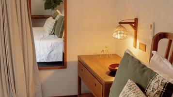 Kamar Double Standar, pemandangan kebun | Ruang kerja ramah laptop, tirai kedap cahaya, dan Wi-Fi gratis